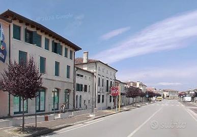 Negozio con tre vetrine in via Roma