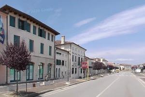 Negozio con tre vetrine in via Roma