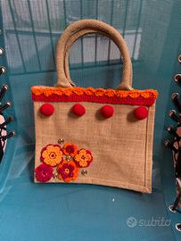 Borsa di paglia con decorazioni