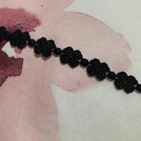 Bracciale fatto a mano con fiori nero