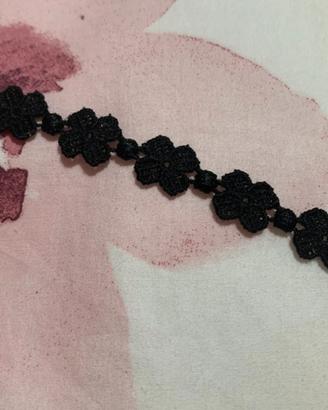 Bracciale fatto a mano con fiori nero