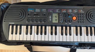 Tastiera Casio SA-77 con custodia e leggio