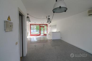 NEGOZIO A ROMANO DI LOMBARDIA