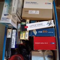 hardware e materiale elettronico vario in blocco