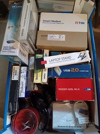 hardware e materiale elettronico vario in blocco