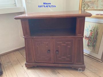 Tavolino per tv lavorato con rotelle