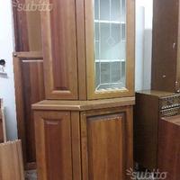 Vetrinetta pensile per la cucina e mobile