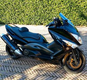 scooter modello Yamaha TMax 500