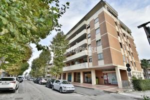 AMPIO APPARTAMENTO ZONA CENTRALE CON GARAGE