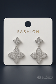 Orecchini Pendenti a Forma di Fiore con Zirconi