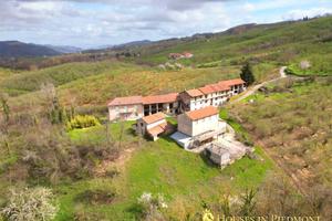 Rustici in Piemonte nelle Langhe con terreno agric