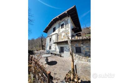 Cascinale con 3 box e terreno di proprietà