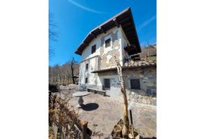 Cascinale con 3 box e terreno di proprietà