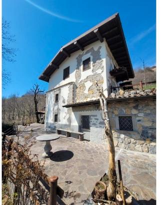 Cascinale con 3 box e terreno di proprietà