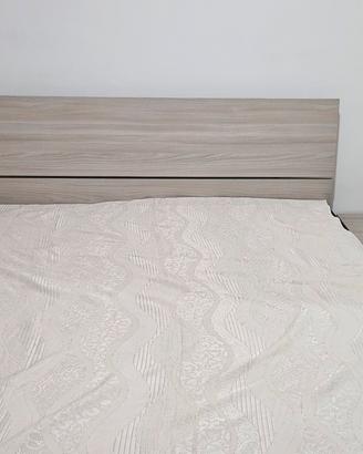 letto in perfette condizioni con piedini rialzati 