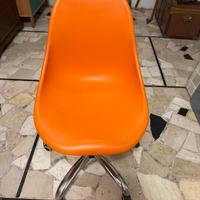 Sedia con ruote arancione