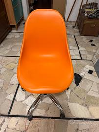 Sedia con ruote arancione