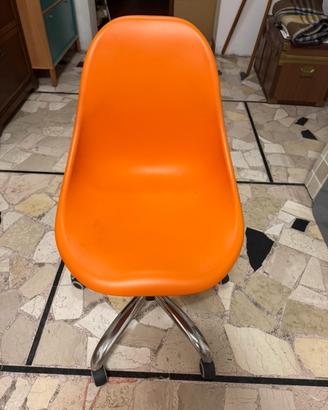 Sedia con ruote arancione