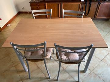 Tavolo rettangolare con 4 sedie