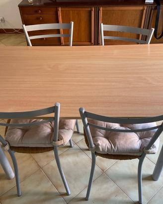 Tavolo rettangolare con 4 sedie