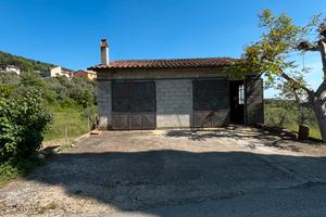 Garage edificabile e terreno con ulivi