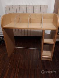 Mobiletto in legno dal design moderno