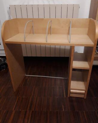 Mobiletto in legno dal design moderno
