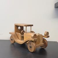 Auto d’epoca intagliata in legno