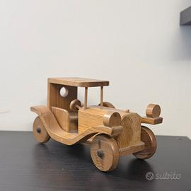 Auto d’epoca intagliata in legno
