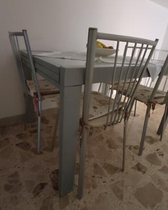 Tavolo con 4 sedie 