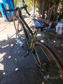 bicicletta da corsa cannondale sistemsix , freni a