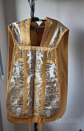 Vestiti da sacerdote