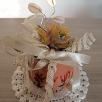 Vaso in terracotta compreso di fiori e decorazioni