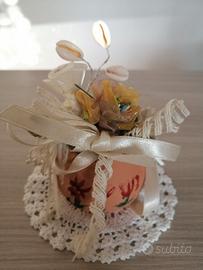 Vaso in terracotta compreso di fiori e decorazioni