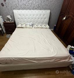 Letto matrimoniale con cassettone