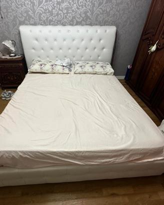 Letto matrimoniale con cassettone
