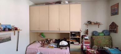 Letto singolo, divano, libreria