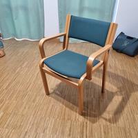 sedie in legno con braccioli e stoffa antimacchia