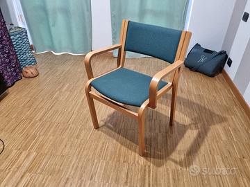 sedie in legno con braccioli e stoffa antimacchia