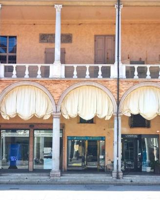 Immobile di 200 m² con 2 locali a Faenza