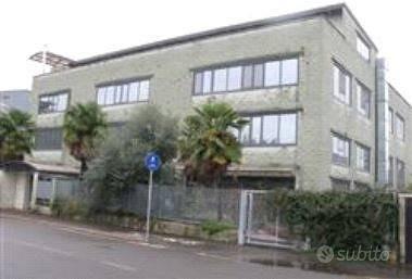 Immobile in asta di 3007 m² con 1 locale a Cislago