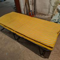 Letto pieghevole con due materassi