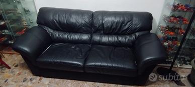 Divano nero in pelle