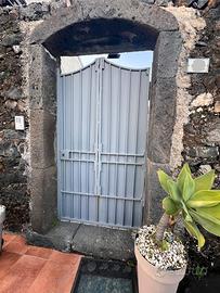 Arco in pietra lavica del 1800