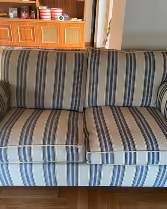 Divano 2 posti classico a righe blu e panna