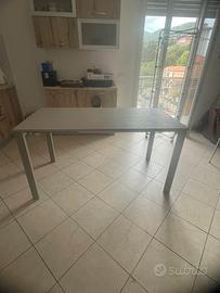 Tavolo da cucina e divano