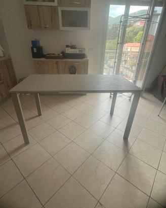 Tavolo da cucina e divano