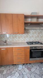 Cucina con elettrodomestici
