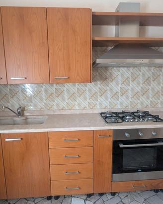 Cucina con elettrodomestici