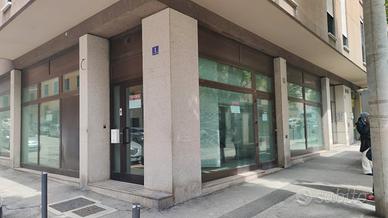 Locale ad angolo con 4 vetrine su due livelli